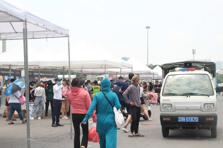 View - Sát giờ G BLACKPINK: Xuất hiện nhiều con buôn bủa vây SVĐ Mỹ Đình, bán giá cắt cổ vẫn đông khách, thu lãi cả triệu đồng