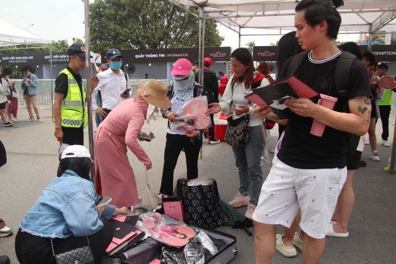 View - Sát giờ G BLACKPINK: Xuất hiện nhiều con buôn bủa vây SVĐ Mỹ Đình, bán giá cắt cổ vẫn đông khách, thu lãi cả triệu đồng