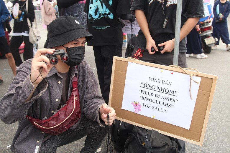 View - Sát giờ G BLACKPINK: Xuất hiện nhiều con buôn bủa vây SVĐ Mỹ Đình, bán giá cắt cổ vẫn đông khách, thu lãi cả triệu đồng