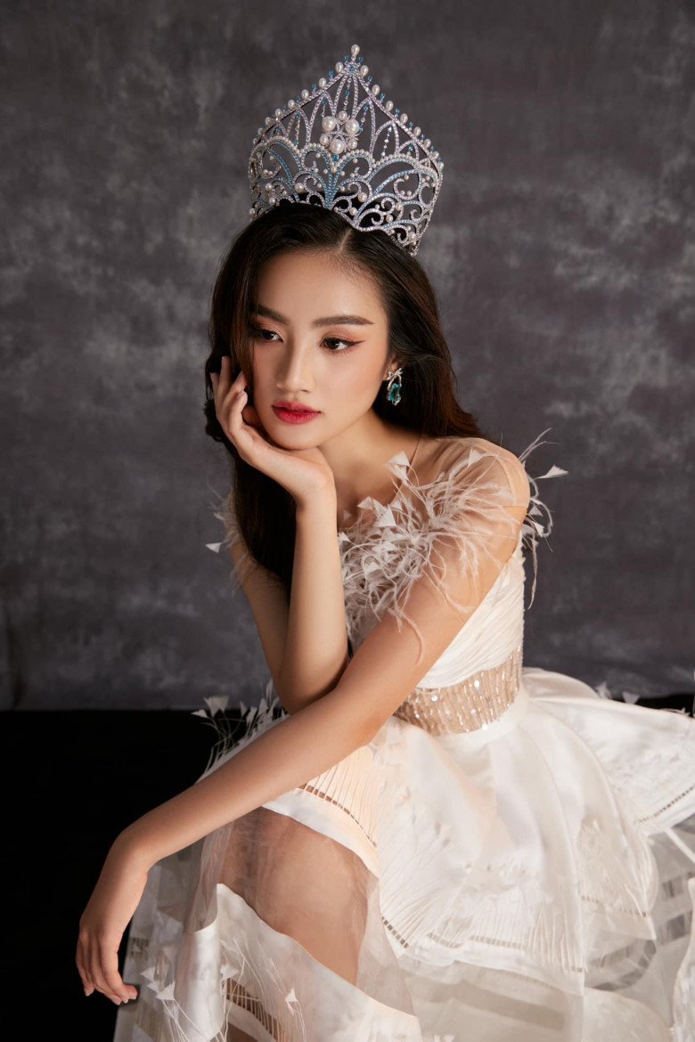 Không váy áo lộng lẫy, Hoa hậu Ý Nhi ăn mặc giản dị, đi từ thiện trong đêm hậu livestream xin lỗi - 3