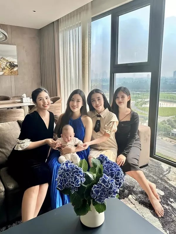 Loạt ảnh bầu bí kín bưng của Hoa hậu Đỗ Mỹ Linh trước khi công khai sinh con gái đầu lòng - 9