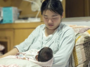 Bà bầu - Vừa ra khỏi phòng hậu phẫu sau sinh con thứ 3, tôi hết hồn khi nghe lời mẹ chồng thì thầm với bác sĩ