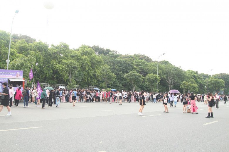 View - Sắp diễn ra đêm nhạc BlackPink: Gửi xe máy 50.000 đồng/chiếc, fan mướt mồ hôi, nghỉ chân chật kín nhà vệ sinh công cộng