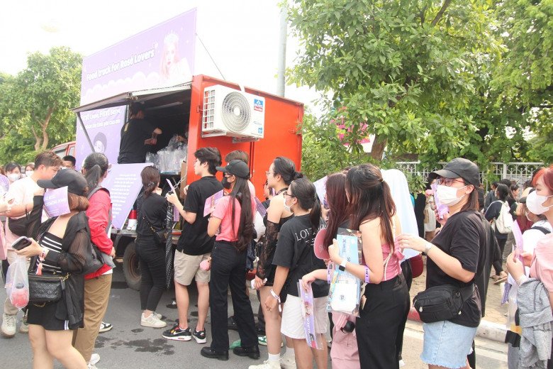 View - Sắp diễn ra đêm nhạc BlackPink: Gửi xe máy 50.000 đồng/chiếc, fan mướt mồ hôi, nghỉ chân chật kín nhà vệ sinh công cộng