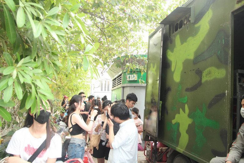 View - Sắp diễn ra đêm nhạc BlackPink: Gửi xe máy 50.000 đồng/chiếc, fan mướt mồ hôi, nghỉ chân chật kín nhà vệ sinh công cộng