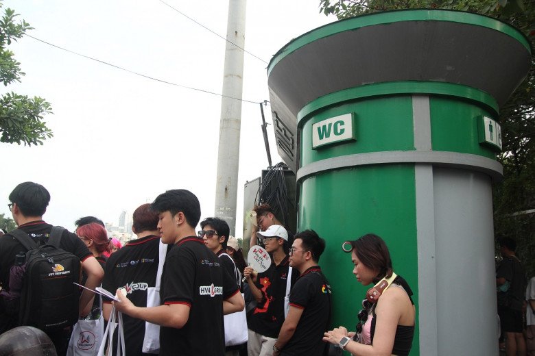 View - Sắp diễn ra đêm nhạc BlackPink: Gửi xe máy 50.000 đồng/chiếc, fan mướt mồ hôi, nghỉ chân chật kín nhà vệ sinh công cộng