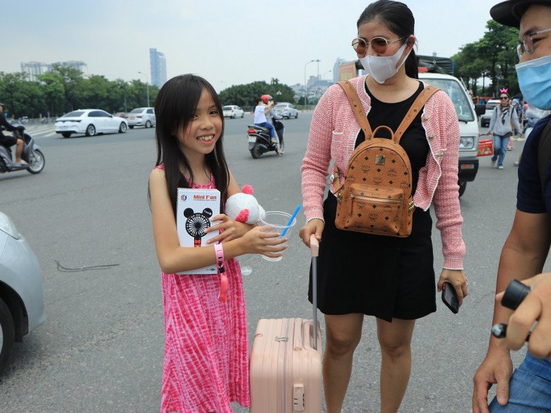 View - Sắp diễn ra đêm nhạc BlackPink: Gửi xe máy 50.000 đồng/chiếc, fan mướt mồ hôi, nghỉ chân chật kín nhà vệ sinh công cộng