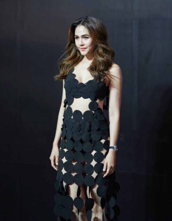 Nhiều người nhận định bông hồng lai này dù mặc gì cũng đẹp, lụa đẹp vì người.