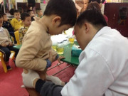 Làm mẹ - Con trai liên tục sờ tay vào vùng kín, dùng chăn cọ xát chỗ đó, bố mẹ phải làm 2 việc này ngay lập tức