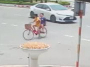 Clip Eva - Clip: Xử lý cực đỉnh, tài xế ô tô giúp 2 trẻ nhỏ thoát đại nạn