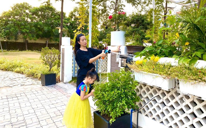 Bên cạnh sự nghiệp, Á hậu - NSƯT Trịnh Kim Chi còn khiến khán giả ngưỡng mộ vì tổ ấm hạnh phúc bên chồng con. Cô và gia đình hiện sinh sống tại một căn biệt thự rộng 200m2 ở quận 7, giá trị ước tính khoảng 10 tỷ đồng.
