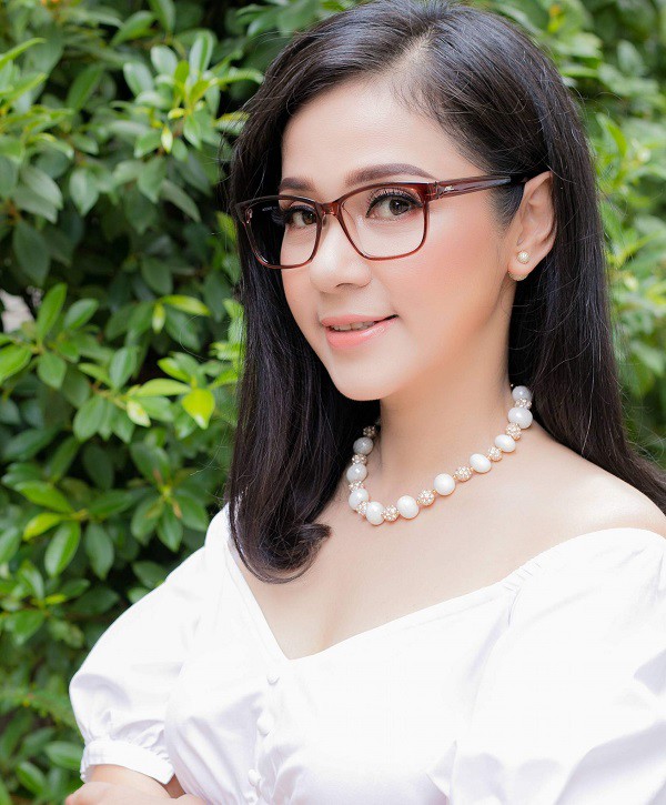 Nữ hoàng nhan sắc thập niên 90 Việt Trinh 51 tuổi thừa nhận mê trai, tựa vai quý tử 14 tuổi, mặc áo, đồng hồ đôi nhí nhảnh - 10