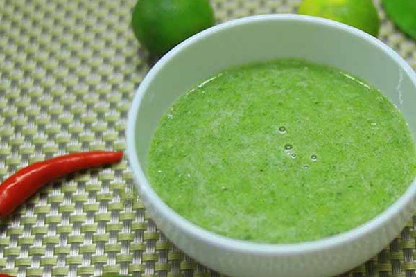 Muối ớt xanh cơ bản có màu xanh tươi hơn do không có sữa