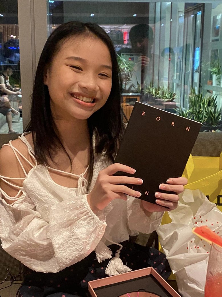 View - Chíp điệu Bố ơi mình đi đâu thế lộ diện cao to hơn mẹ khi đi đu idol, thương nhất là cô bé này mặt sắp khóc đến nơi