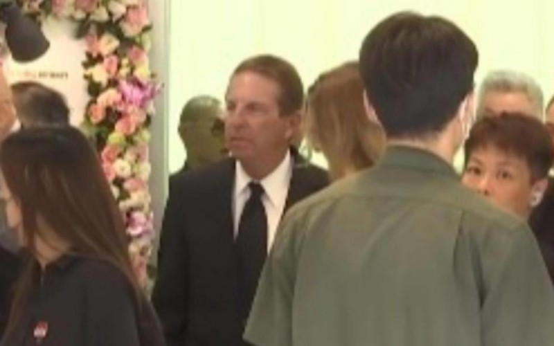 Bruce Rockowitz - chồng Coco Lee cũng có mặt trong tang lễ. Ông ngồi dưới hàng ghế khách dự tang cùng hai con gái riêng, trong khi gia quyến ngồi phía trên.
