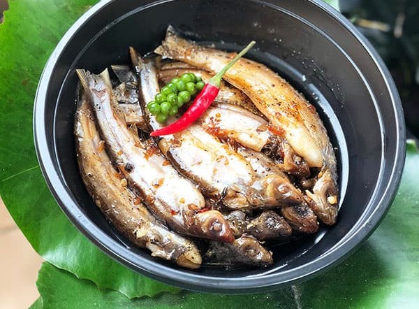 Cá sát hến kho tộ vô cùng thơm ngon và đưa cơm.