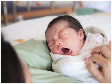 Người mẹ không có tử cung kể lại khoảnh khắc siêu thực khi ôm con mới sinh vào lòng