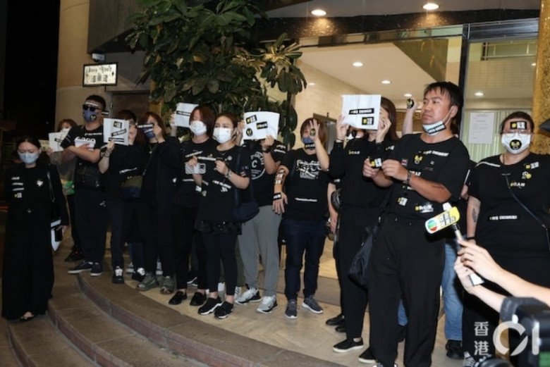 Các fan tới nhà tang lễ tiễn biệt Coco Lee. 