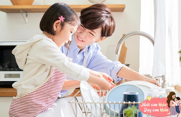 Khi trẻ tham gia vào các hoạt động làm việc nhà, trẻ sẽ hiểu rõ hơn về những công việc mà bố mẹ phải làm để đảm bảo cuộc sống. 