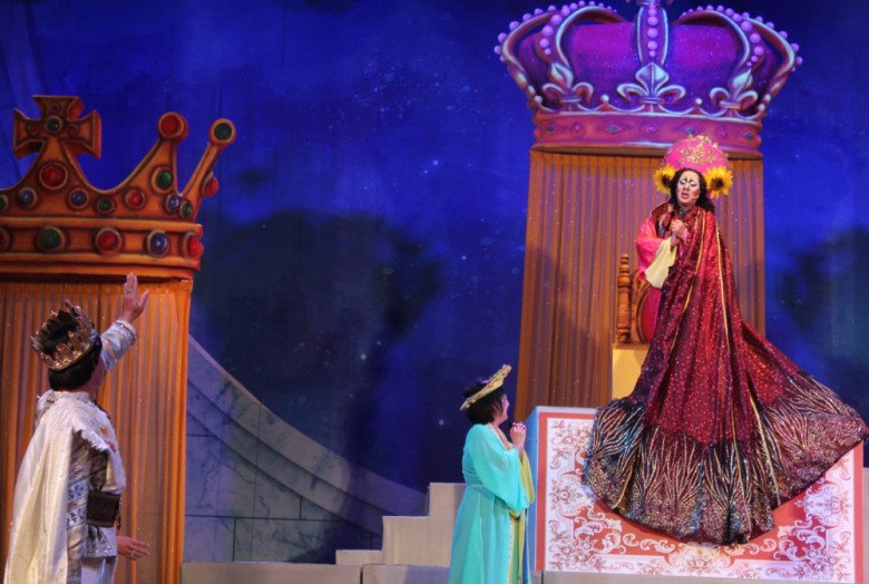 NSƯT Thành Lộc đưa phát ngôn của Hoa hậu Ý Nhi lên sân khấu biểu diễn.