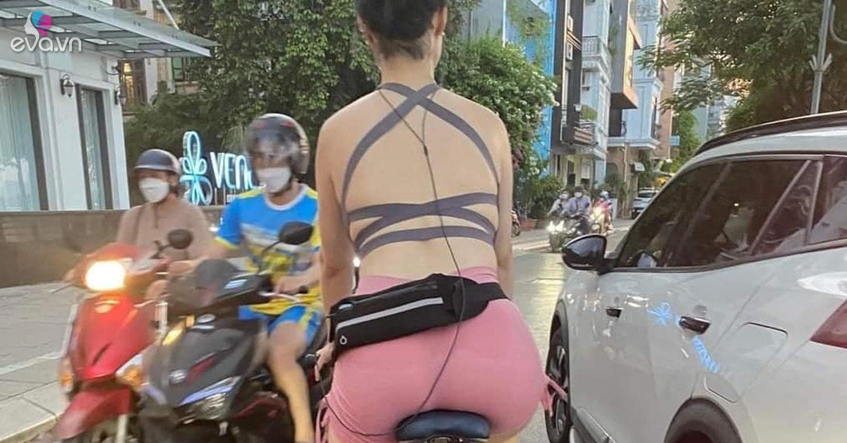 Gallery - Người phụ nữ đạp xe mặc đồ bó sát, khoe trọn tấm lưng làm tắc cả đoạn đường hồ Tây