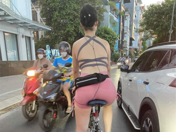 Người phụ nữ đạp xe mặc đồ bó sát, khoe trọn tấm lưng làm tắc cả đoạn đường hồ Tây