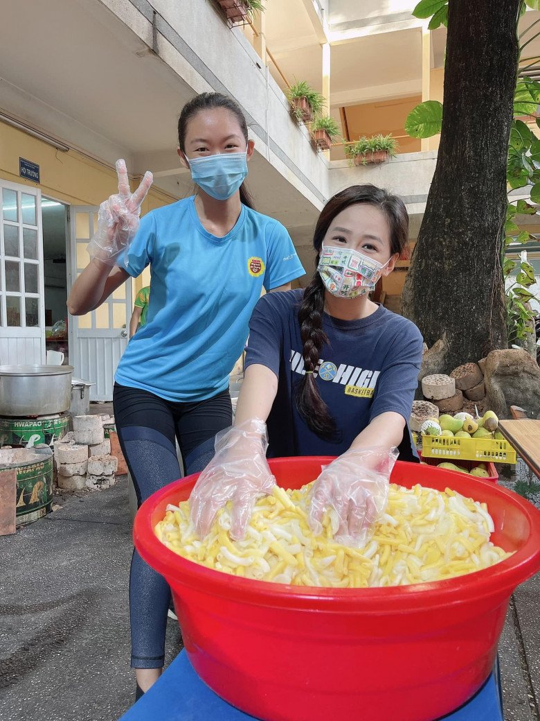 Hoa hậu Ý Nhi diện váy và vương miện như công chúa đi từ thiện, nhìn Đặng Thu Thảo, Đỗ Mỹ Linh càng ngưỡng mộ - 10