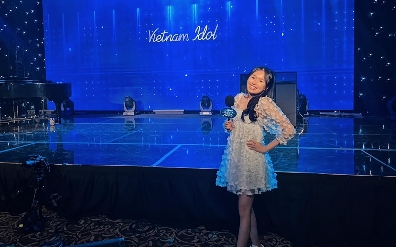 Mới đây, hình ảnh "Rich Kid" Jenny Huỳnh xuất hiện trước sân khấu của chương trình Vietnam Idol khiến cư dân mạng không khỏi bất ngờ. Nhiều người nghĩ cô nàng tham gia với vai trò thí sinh.
