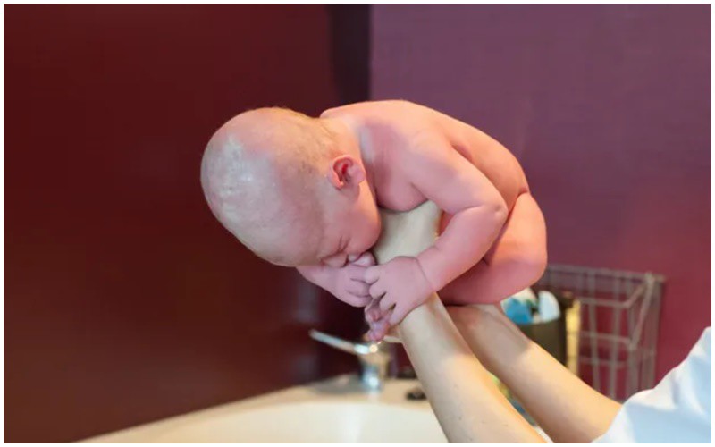 Nhiếp ảnh gia người Hà Lan Marry Fermont đã ghi lại loạt khoảnh khắc độc đáo về những em bé sơ sinh tạo dáng như ở trong bụng mẹ. 

