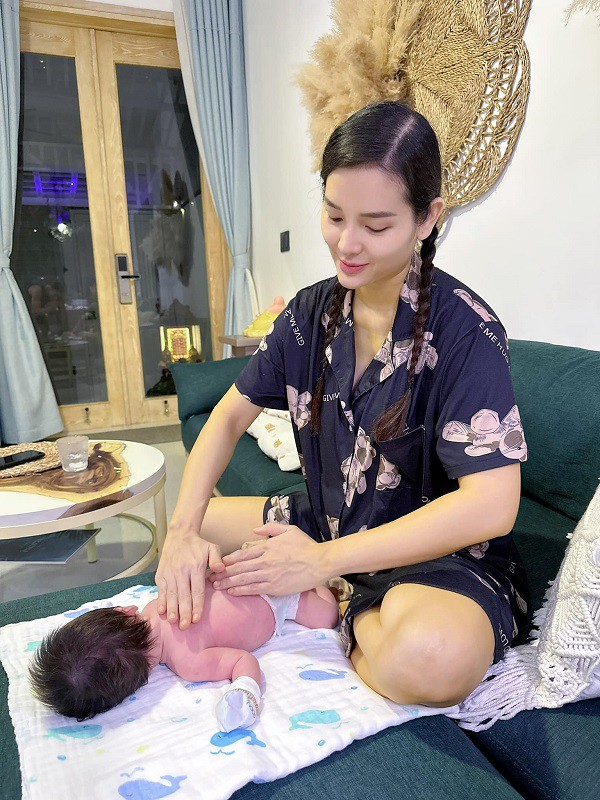 View - Phương Trinh Jolie bị tắc tuyến sữa đến phát sốt, con sơ sinh cũng nổi rôm sảy khiến mẹ bỉm lo lắng