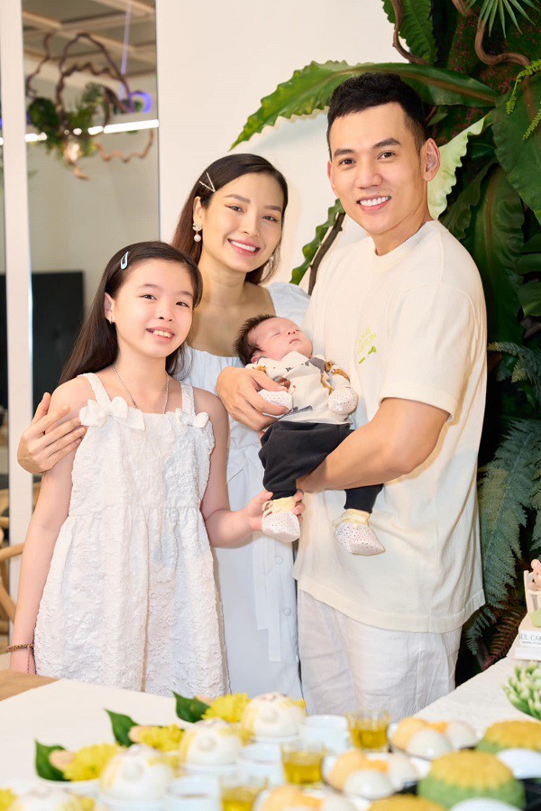 View - Phương Trinh Jolie bị tắc tuyến sữa đến phát sốt, con sơ sinh cũng nổi rôm sảy khiến mẹ bỉm lo lắng