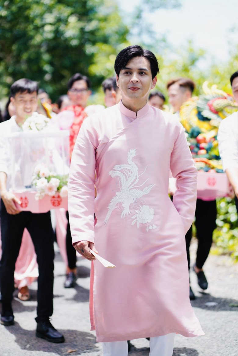 View - Hồ Quang Hiếu làm đám hỏi, hứa trao hết sổ hồng, sổ đỏ cho vợ kém 17 tuổi trước mặt cha mẹ 2 bên