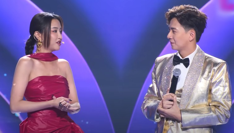 View - Ca Sĩ Mặt Nạ mùa 2: Trấn Thành - Bích Phương khóc thét vì khó đoán, có Hoàng Thùy Linh và em ruột Sơn Tùng?