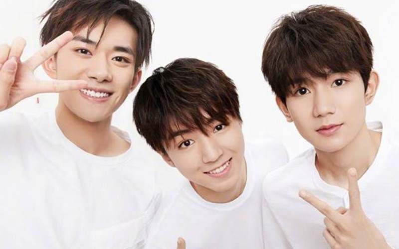 Mấy ngày nay, hàng triệu người tranh giành vé xem concert cuối cùng của TFBoys tại Trung Quốc khiến giá vé bị đẩy lên cao không tưởng. Một số 'phe vé' công khai rao bán suất 'leo cây' cạnh nơi biểu diễn với giá 700 USD (16 triệu đồng).
