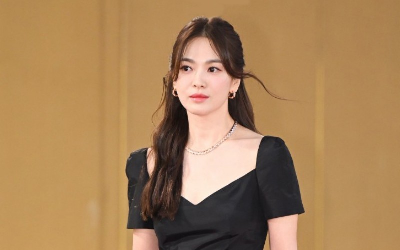 Song Hye Kyo tâm sự thêm: "Mọi người thường nói là "gương mặt bạn sẽ thay đổi theo những gì bản thân nghĩ". Tôi cố gắng nghĩ những điều tốt đẹp và trở thành người tốt, sống như vậy chẳng phải sẽ bền vững hơn sao?" .
