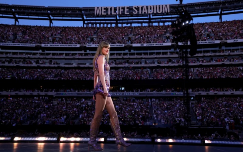 Mới đây, Taylor Swift đã trao số tiền thưởng khổng lồ cho tất cả nhân viên phục vụ trong tour diễn vòng quanh nước Mỹ của cô 5 tháng qua.

