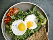 Sức khỏe - Gia đình ở Hà Nội sáng nào mỗi người cũng ăn 2 quả trứng, bác sĩ nhắn "ăn vậy tiện-ngon-rẻ nhưng không bổ với người này"