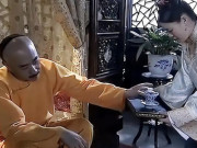 Sức khỏe - "Rửa lỗ rồng" cho hoàng đế là gì mà các cung nữ phải dùng đủ thủ đoạn để tranh nhau làm?