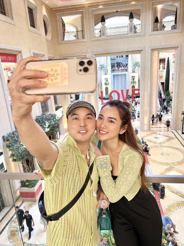Cặp đôi sau chục năm về chung nhà vẫn mật ngọt như thuở mới yêu. Đáng chú ý hơn chính là sắc vóc của bà xã anh sau 3 lần lâm bồn.