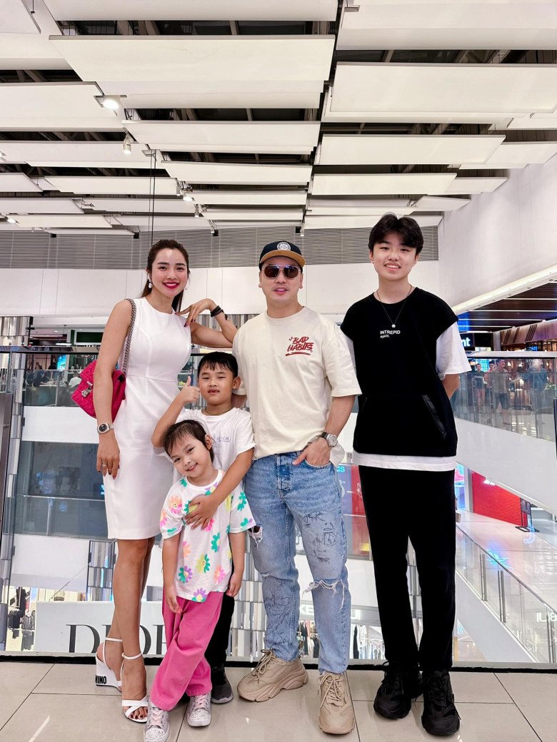Trước khi đến với Ưng Hoàng Phúc, Kim Cương đã từng trải qua một lần đổ vỡ trong hôn nhân và có một con trai riêng. Sau khi về chung một nhà, cựu người mẫu đã hạ sinh thêm hai em bé.
