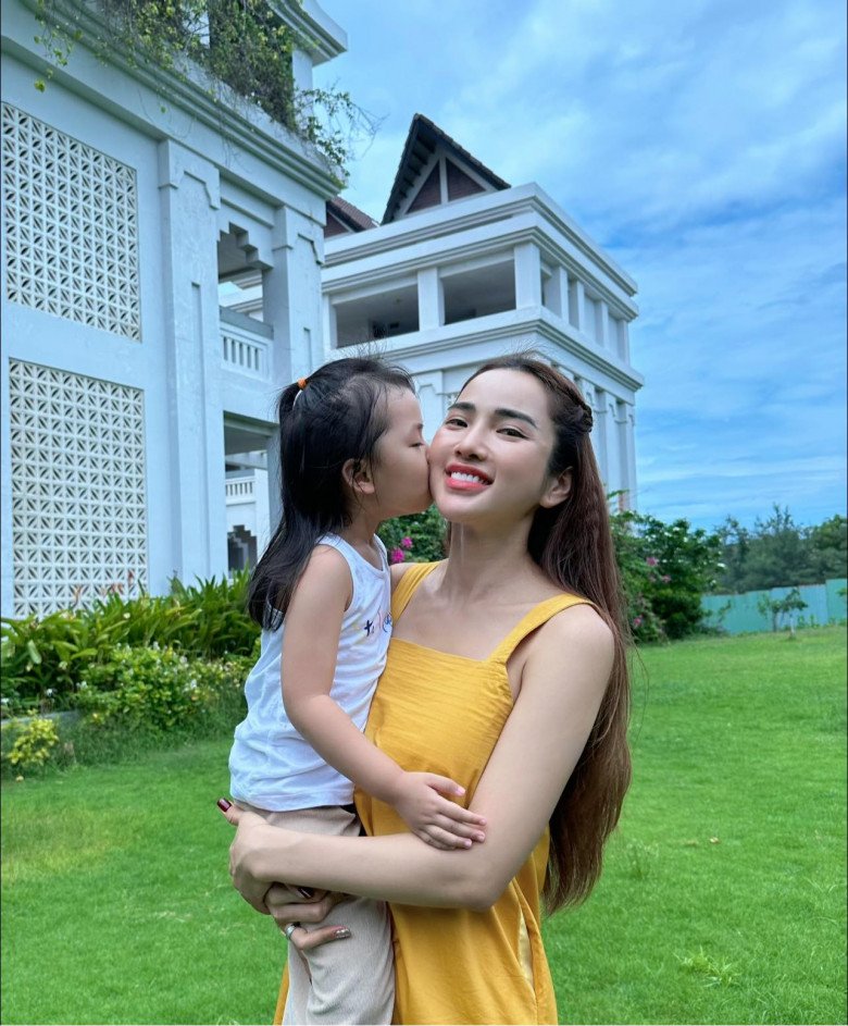 Mẹ 3 con thậm chí còn có làn da rất đẹp, bóng khỏe và đều màu. Sự rạng rỡ, khỏe khoắn của mẹ 3 con là điều chị em nào cũng ao ước.