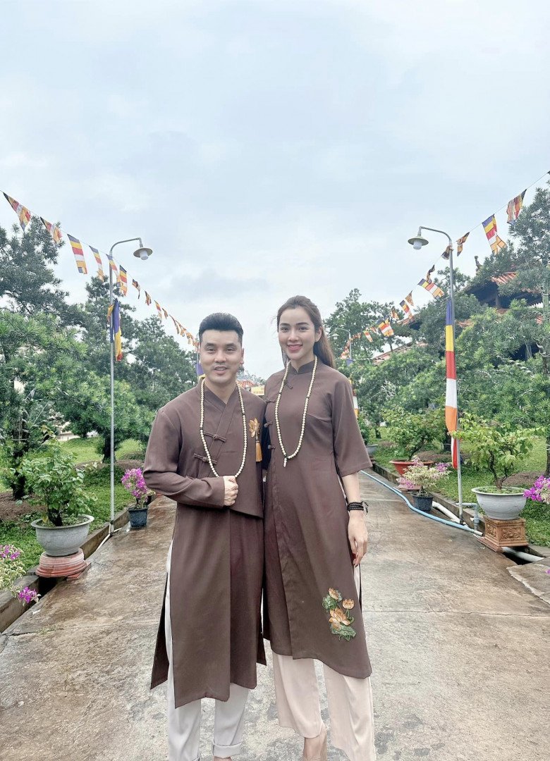 Giọng ca Thà rằng như thế chia sẻ, anh ấn tượng với vợ vì ngoại hình xinh đẹp, chỉn chu cùng đôi chân dài thẳng tắp. Dù lúc đó, anh chàng là thần tượng âm nhạc nổi tiếng nhưng vẫn chủ động cưa cẩm vợ.
