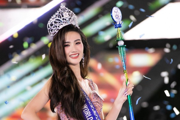 Ý Nhi hiện đang là sinh viên năm 3 ngành Quản trị kinh doanh, trường Đại học Quốc tế.