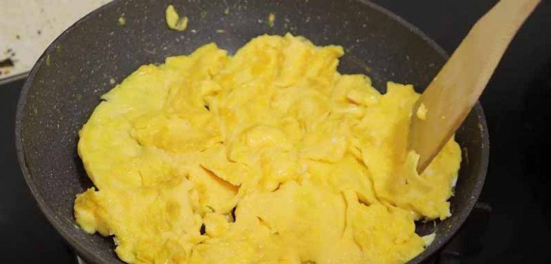 Rán trứng cứ thêm 2 thứ rẻ tiền này đảm bảo vàng ươm, xốp mềm, đầu bếp cũng phải nể - 10