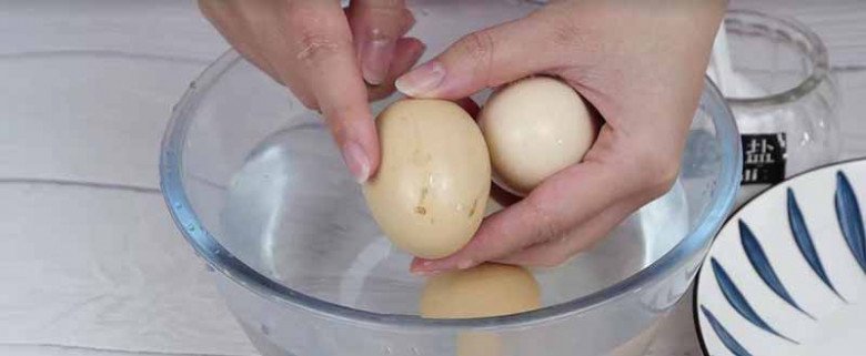 Rán trứng cứ thêm 2 thứ rẻ tiền này đảm bảo vàng ươm, xốp mềm, đầu bếp cũng phải nể - 6