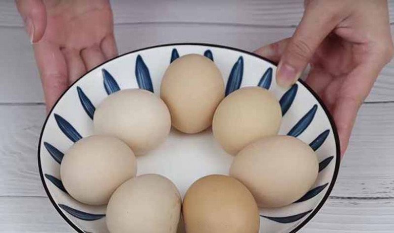 Rán trứng cứ thêm 2 thứ rẻ tiền này đảm bảo vàng ươm, xốp mềm, đầu bếp cũng phải nể - 1