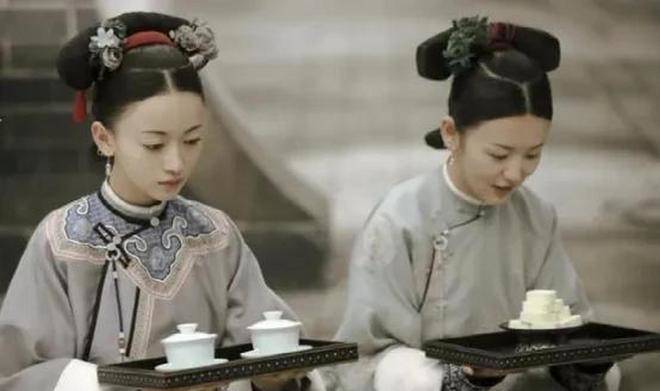 Các cung nữ muốn tranh giành hầu vua súc miệng vì muốn lấy phần lá trà còn thừa đem bán và cũng để gây ấn tượng với vua. (Ảnh minh họa)