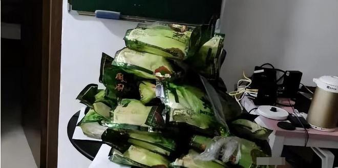 Sửa bóng đèn của căn nhà mới thuê, người đàn ông hoảng hốt khi phát hiện thứ trên trần nhà - 2