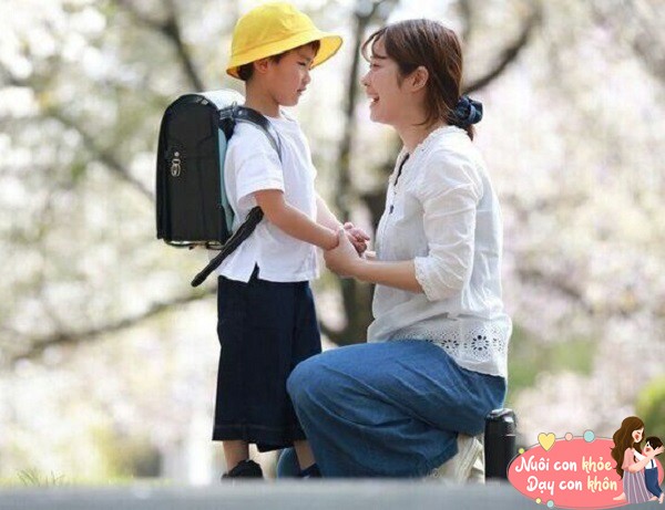 Để giúp trẻ phát triển tư duy tăng trưởng, bố mẹ nên ý đến cách sử dụng ngôn ngữ khi giáo dục con.