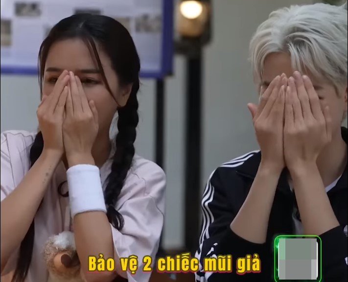 View - Từng khóc 3 ngày 3 đêm vì bị nói mũi phù thủy, Bích Phương giờ đi show giữ mũi giả khư khư